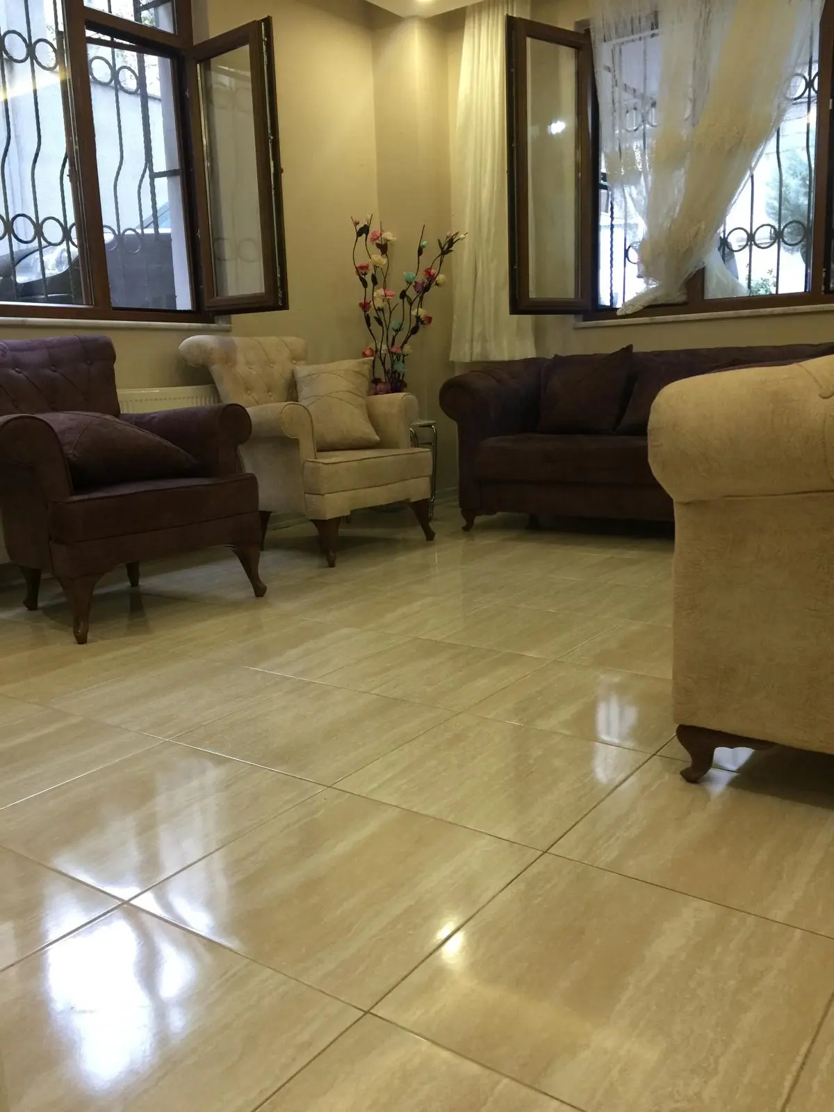 Ev temizliği sonrasında kirden arındırılmış, temiz ve parlak salon zemin