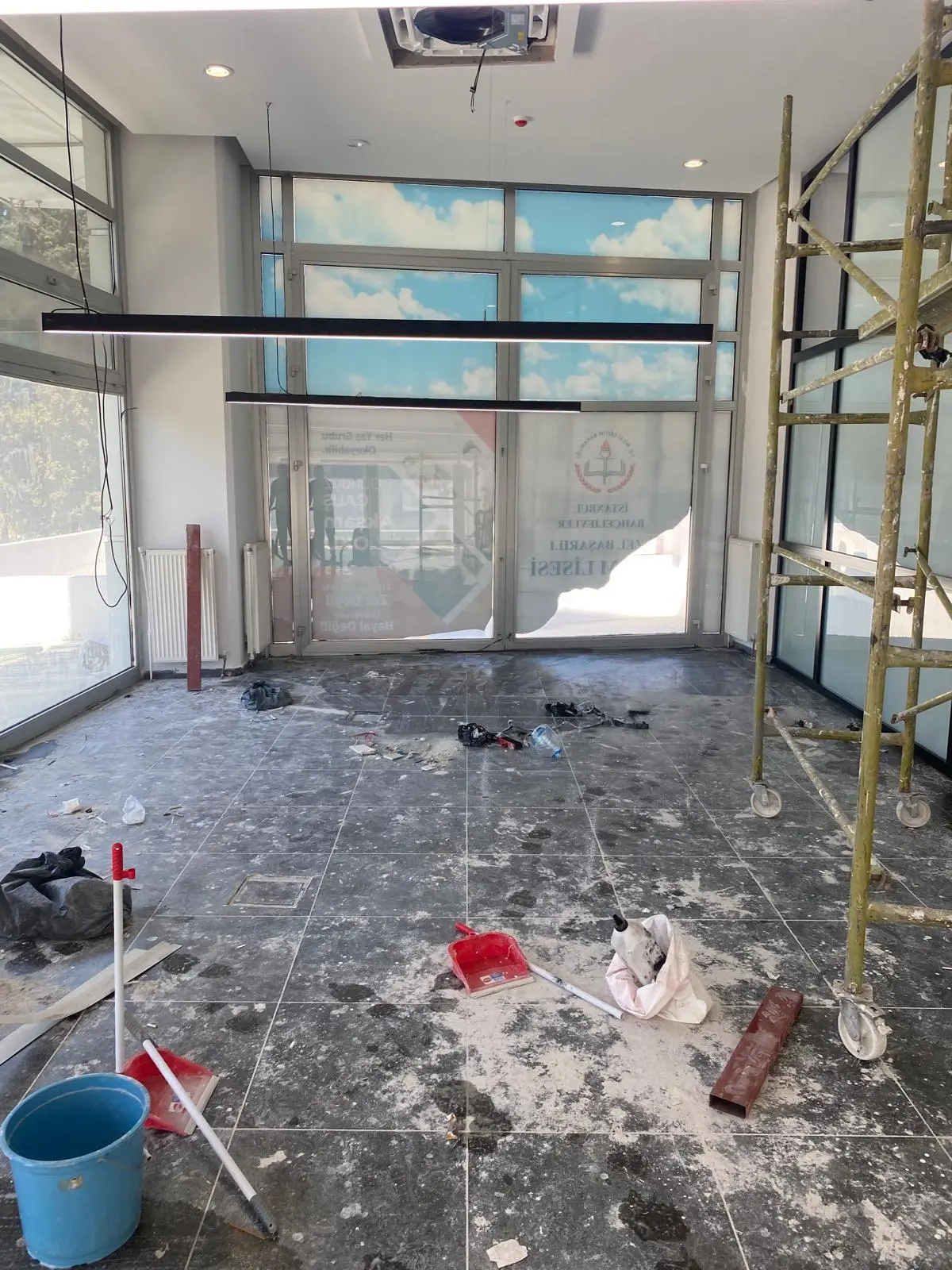 İnşaat sonrası temizlik öncesinde zeminde yoğun inşaat tozu, harç kalıntıları ve atıklar bulunan iç mekân