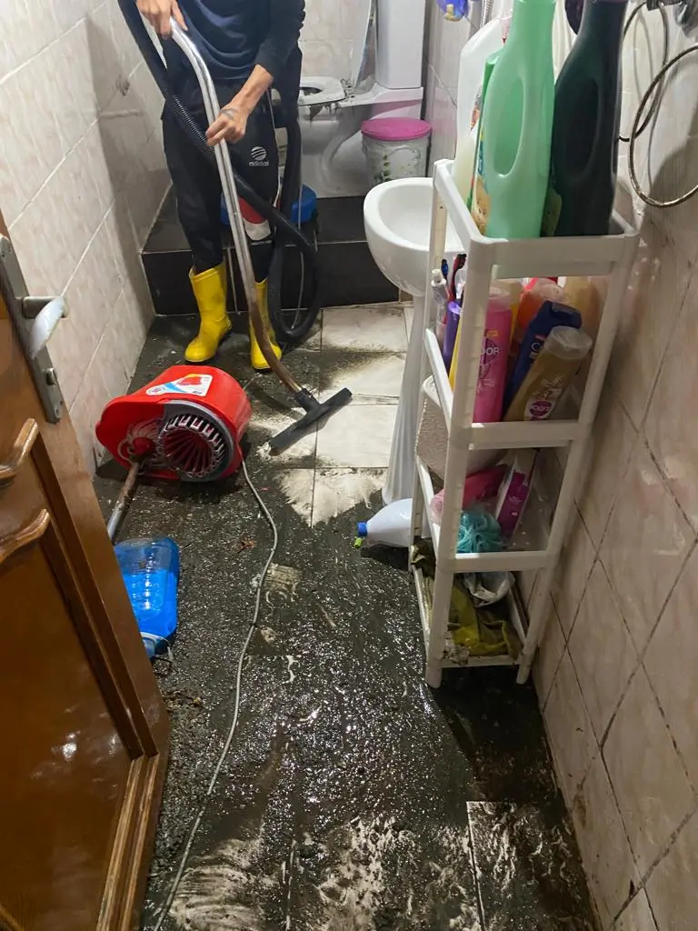 Lağım ve su baskını sonrası kirli su ve atıklarla kaplanmış banyo zemininin temizlik öncesi görünümü