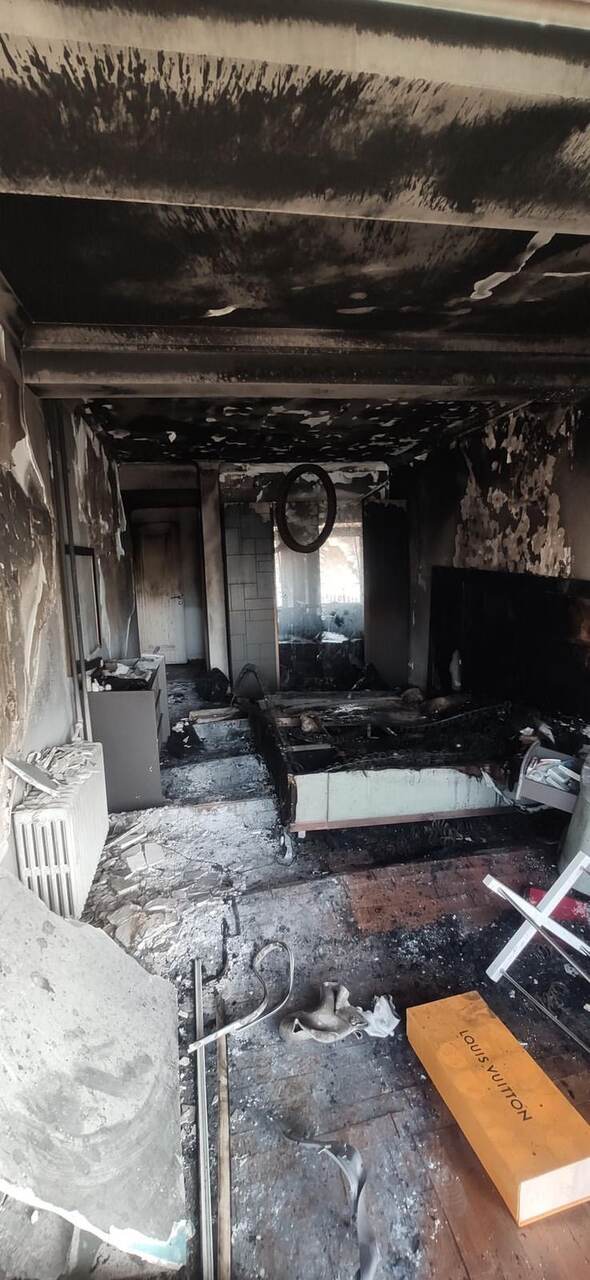 Yangın geçirmiş salon: tavan ve duvarlar tamamen is tutmuş, eşyalar kullanılamaz durumda