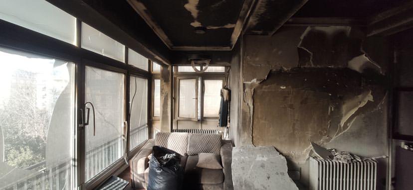Yangın geçirmiş kapalı balkon: tavan kararmış, duvar sıvası dökülmüş, alan atık dolu