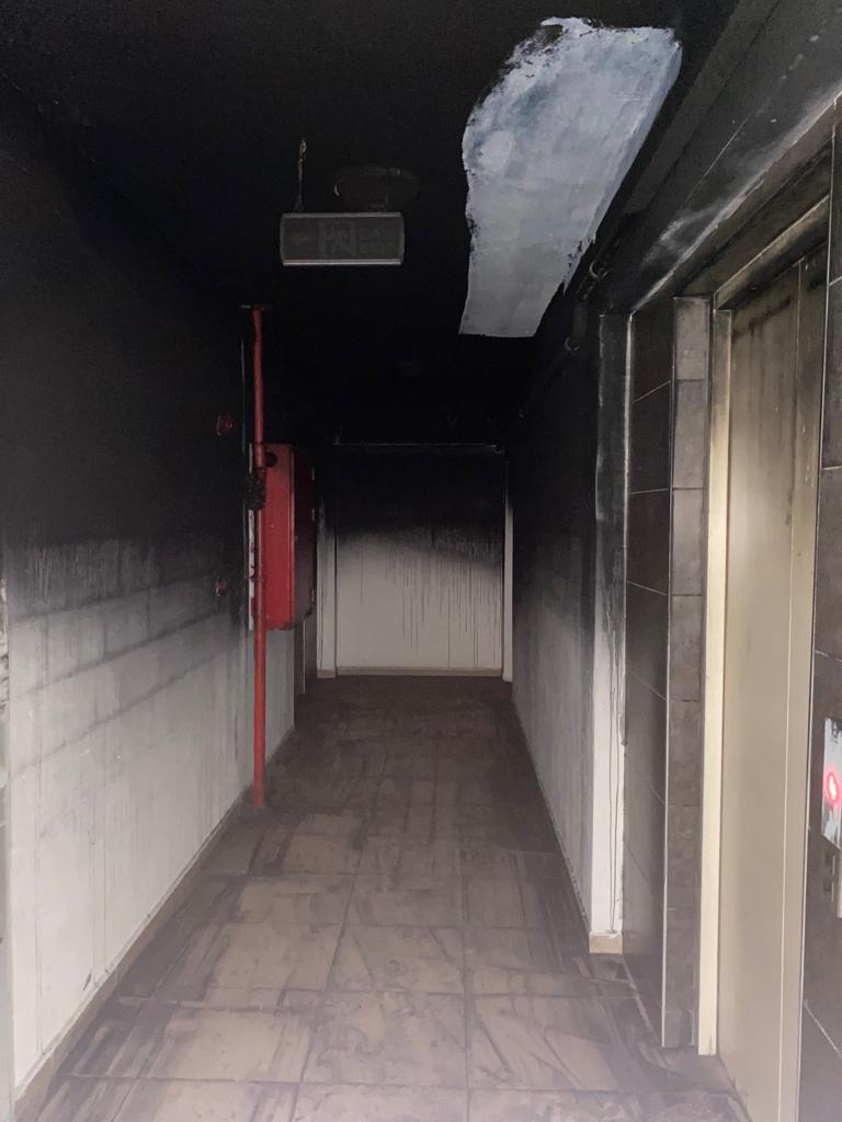 Yangın sonrası kat koridoru: tavan ve duvarlar is tabakasıyla kaplı