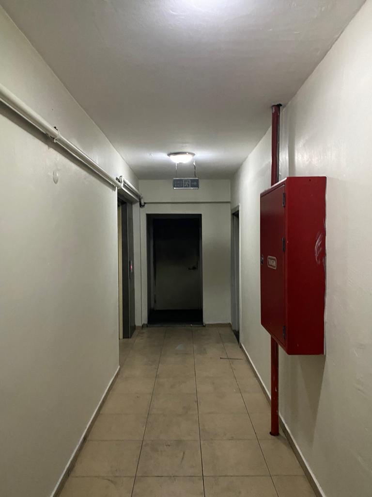 Aynı koridor uygulama sonrası: duvarlar ve tavan temiz, yangın dolabı ve zemin görünür durumda