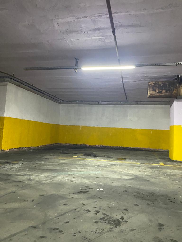 Aynı otopark tavanı uygulama sonrası: yüzeyler temizlenmiş, duvar ve kolon boyası yenilenmiş