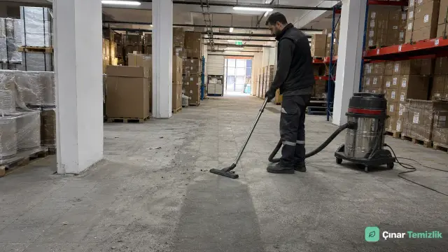 Kaplamasız beton depo zemini temizliğinde oluşan kirli solüsyonun zemin yıkama makinesiyle geri alınması