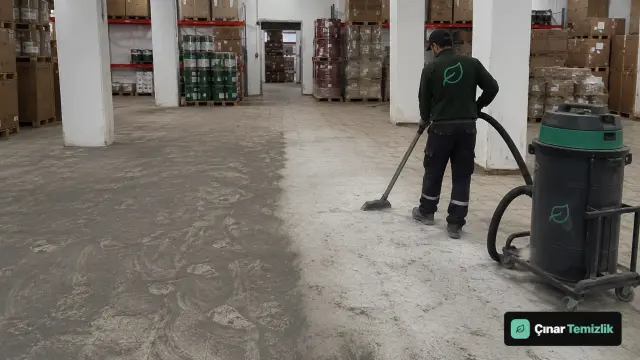 Beton depo zeminindeki serbest gri tozun endüstriyel vakumla kontrollü olarak toplanması