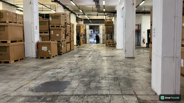Depo zemininde forklift tekerleklerinin bıraktığı siyah lastik transfer izleri