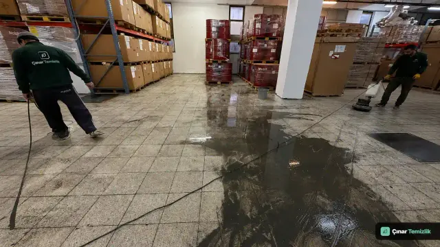 Depo zeminindeki forklift lastik izlerine kontrollü temizlik uygulaması yapılması