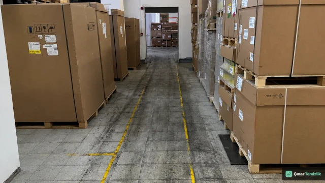 Forklift trafiğinin yoğun olduğu depo koridorunda siyah lastik izleri
