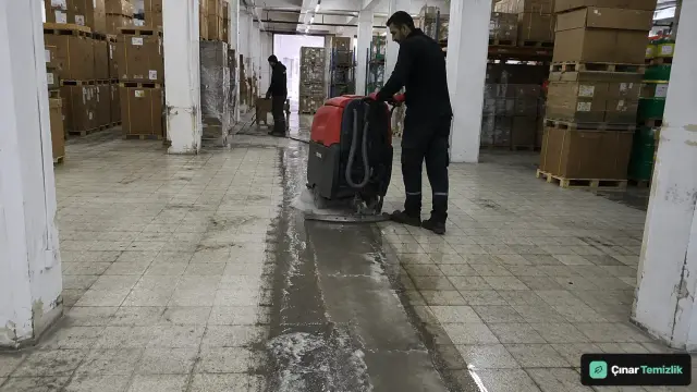 Kaplamasız beton depo zeminindeki ince toz ve sert parçacıkların endüstriyel vakumla toplanması