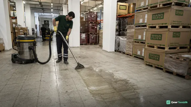 Yağ ve forklift lastik izi temizliğinde oluşan kirli solüsyonun zemin makinesiyle geri toplanması
