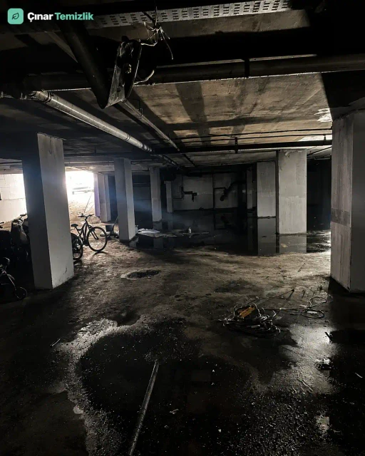 Yangın sonrası duvar ve tavanlarında kurum bulunan otopark alanı